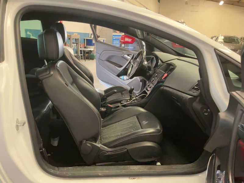 Opel Astra GTC 1.6 CDTI DPF Basis 2015 – снимка 11
