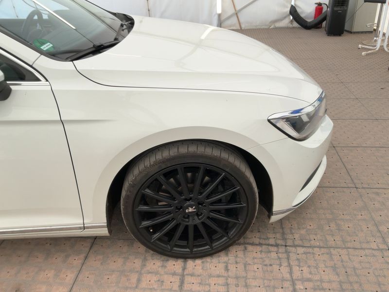 Volkswagen Passat 2.0 TDI Highline BlueMotion Tech 2016 – снимка 12