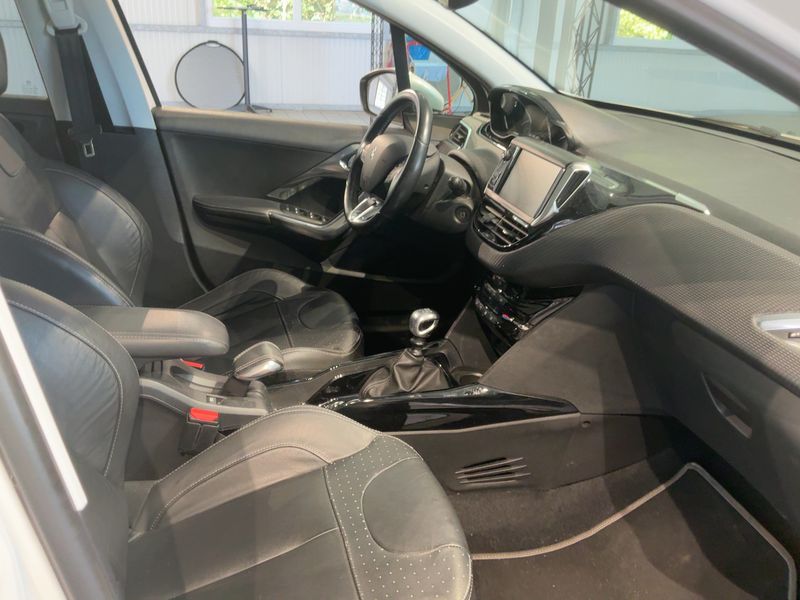 Peugeot 2008 1.2 PureTech Allure 2018 – снимка 16