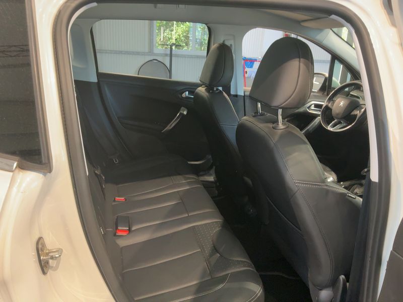 Peugeot 2008 1.2 PureTech Allure 2018 – снимка 19