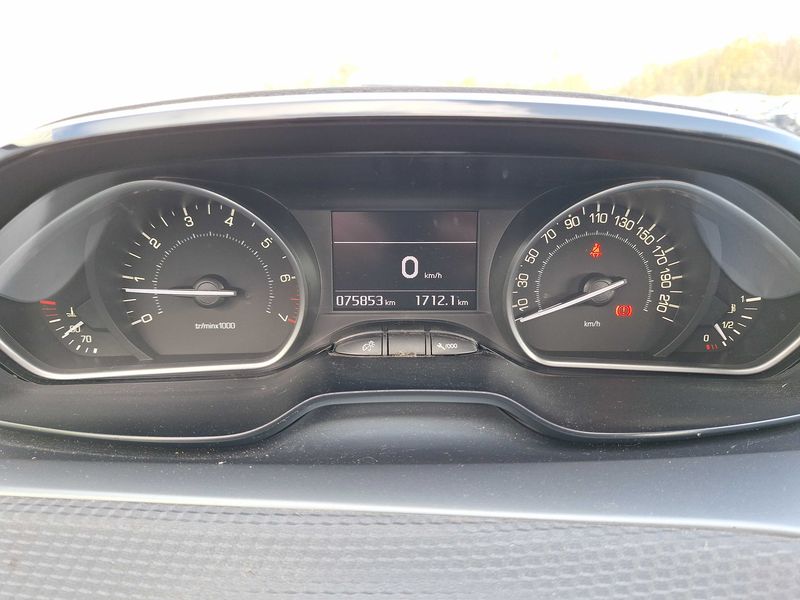 Peugeot 208 1.2 PureTech Allure 2017 – снимка 12