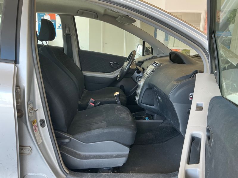 Toyota Yaris 1.3 VVT-i Luna 2006 – снимка 3