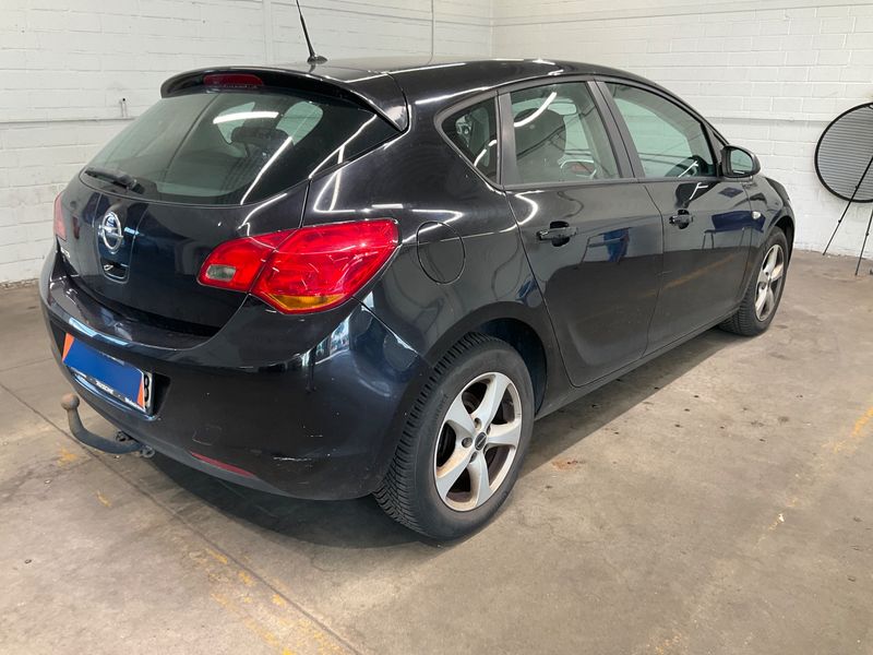 Opel Astra 1.6 Edition 2010 – снимка 2