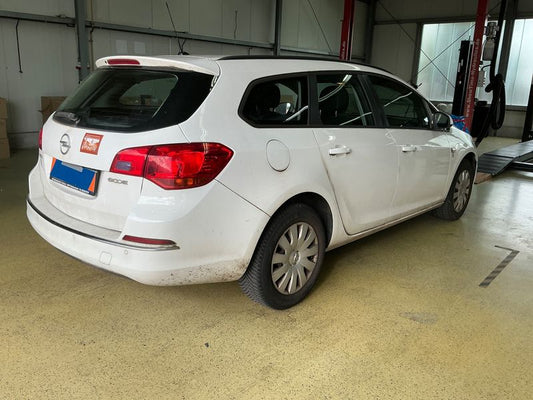 Opel Astra 1.6 CDTI DPF Edition 2015 – снимка 2
