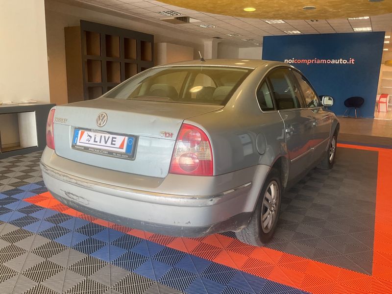 Volkswagen Passat 1.9 TDI Highline 2002 – снимка 2