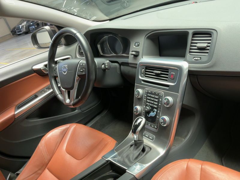 Volvo V60 2.4 T6 Plug-in Hybrid Summum AWD 2015 – снимка 17