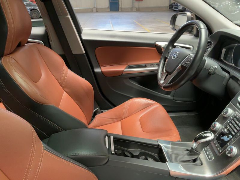 Volvo V60 2.4 T6 Plug-in Hybrid Summum AWD 2015 – снимка 16