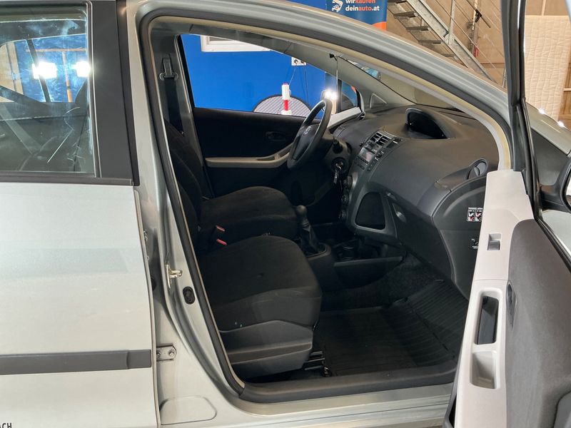 Toyota Yaris 1.0 VVT-i Young 2010 – снимка 3