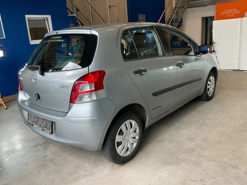 Toyota Yaris 1.0 VVT-i Young 2010 – снимка 2