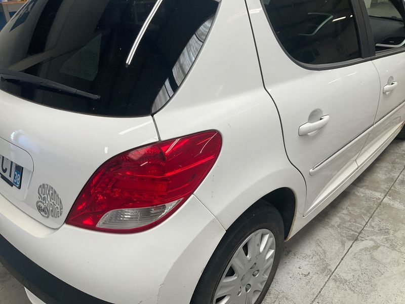 Peugeot 207 1.6 HDi Série 64 2010 – снимка 22