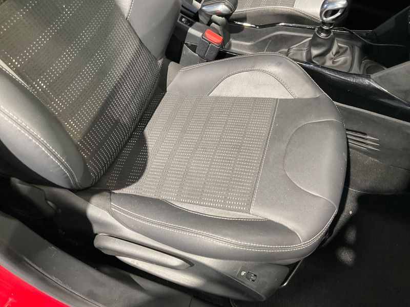 Peugeot 2008 1.2 PureTech Allure 2018 – снимка 34