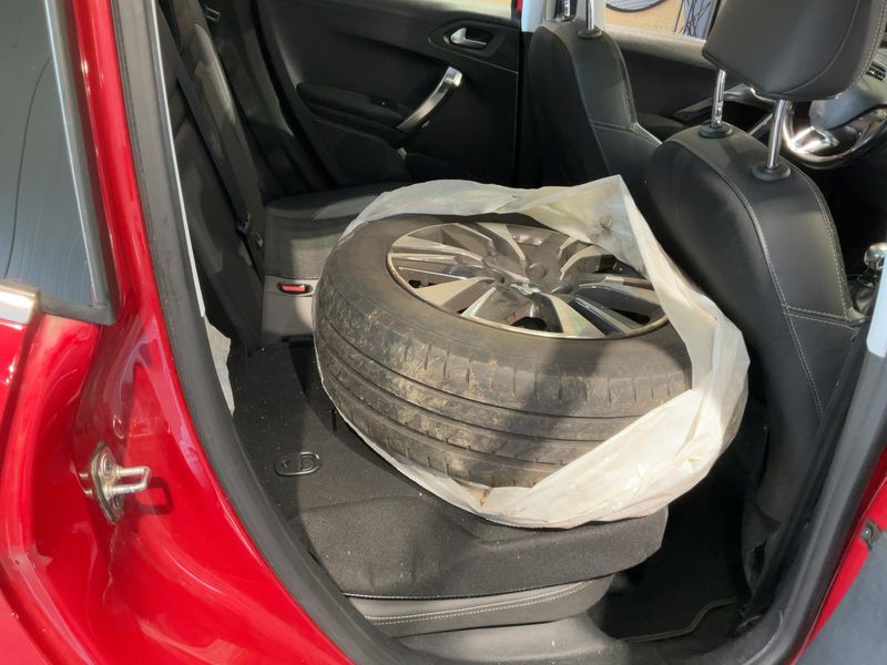 Peugeot 2008 1.2 PureTech Allure 2018 – снимка 20