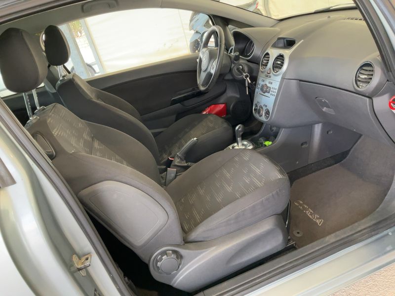 Opel Corsa 1.2 Basis 2011 – снимка 16