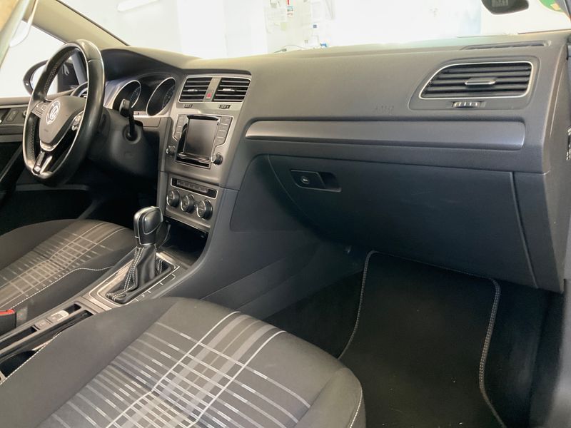 Volkswagen Golf VII 1.6 TDI Lounge BlueMotion Tech 2015 – снимка 24