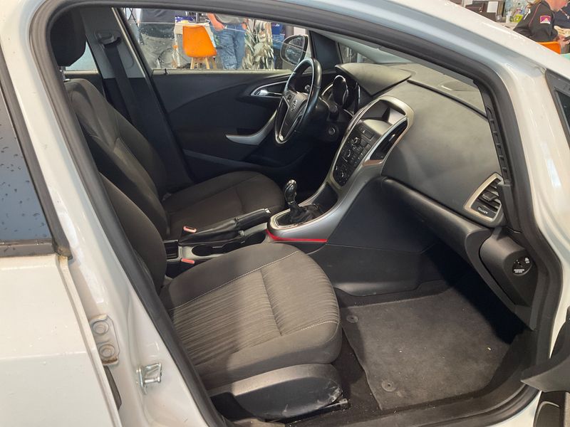 Opel Astra 1.4 Edition 2011 – снимка 3