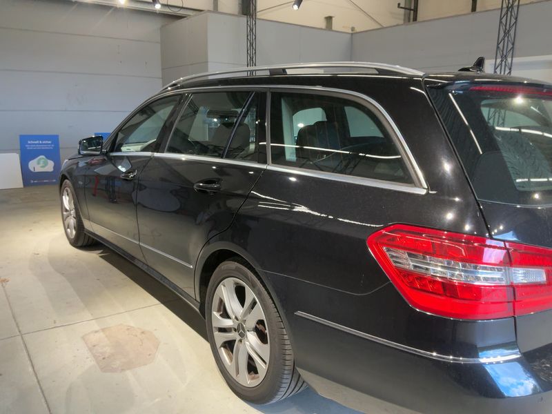 Mercedes-Benz E-Klasse E 220 CDI T BlueEfficiency Avantgarde 2011 – снимка 3