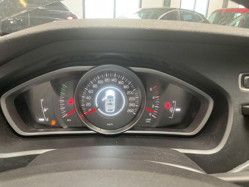 Volvo V40 Cross Country 2.0 D2 Kinetic 2017 – снимка 18