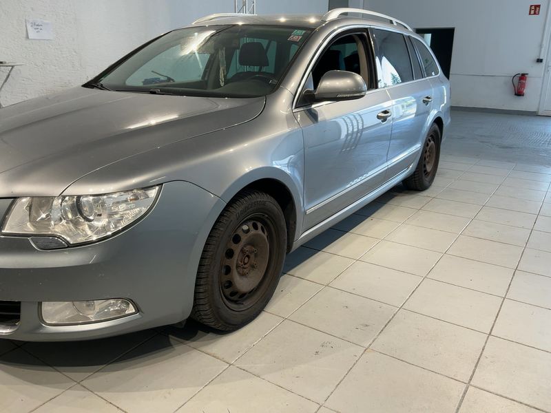 Skoda Superb 2.0 TDI Elegance 2011 – снимка 2