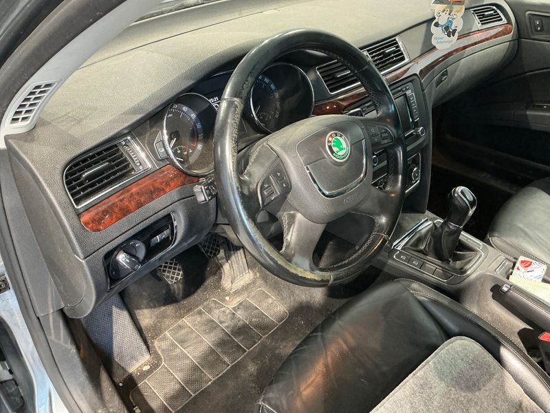Skoda Superb 2.0 TDI Elegance 2011 – снимка 26