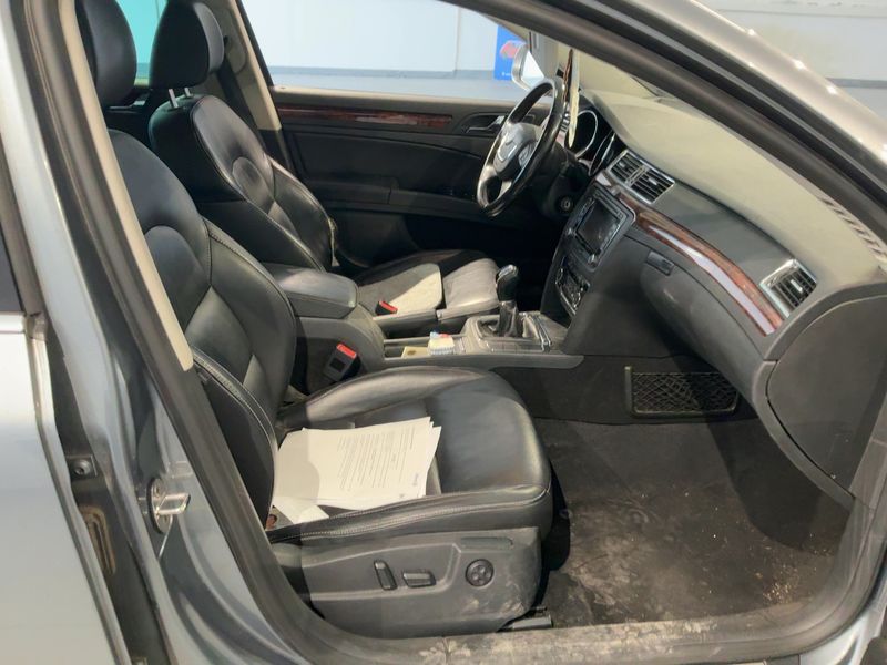 Skoda Superb 2.0 TDI Elegance 2011 – снимка 17