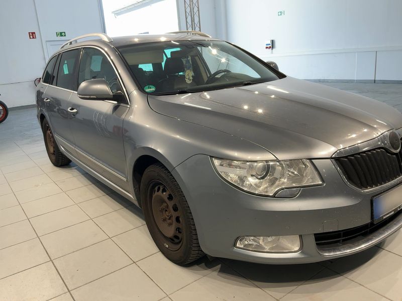 Skoda Superb 2.0 TDI Elegance 2011 – снимка 12