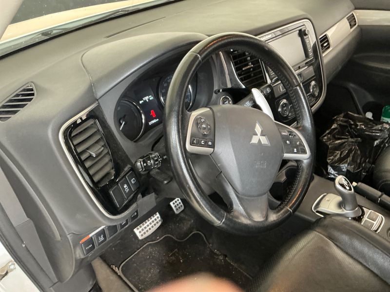 Mitsubishi Outlander 2.0 PHEV Kaiteki 4WD 2015 – снимка 35