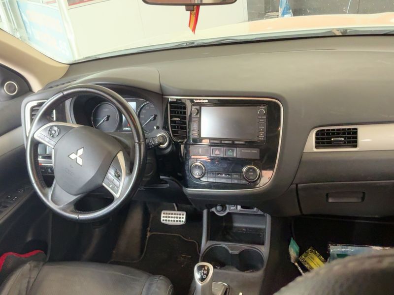 Mitsubishi Outlander 2.0 PHEV Kaiteki 4WD 2015 – снимка 17