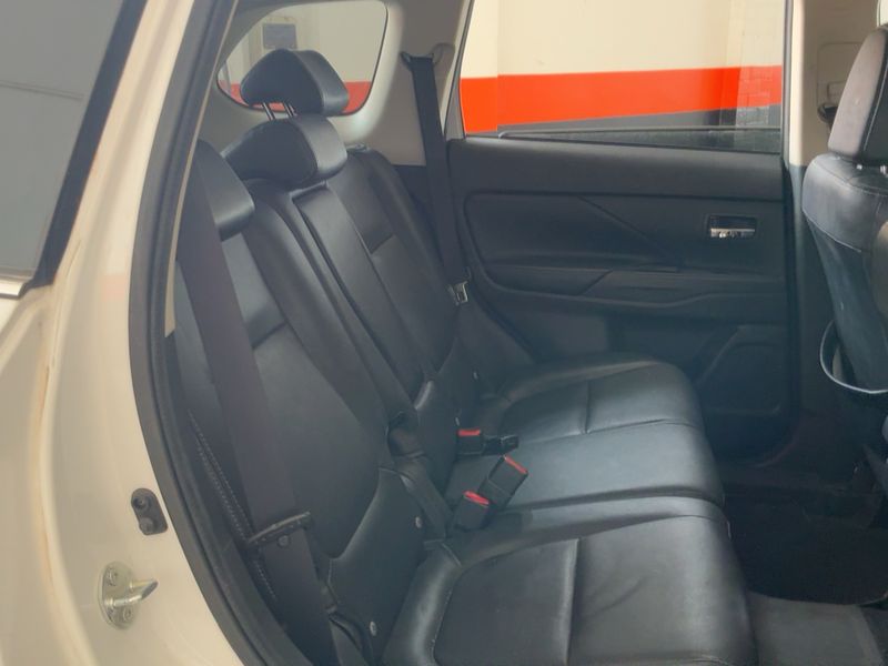 Mitsubishi Outlander 2.0 PHEV Kaiteki 4WD 2015 – снимка 19