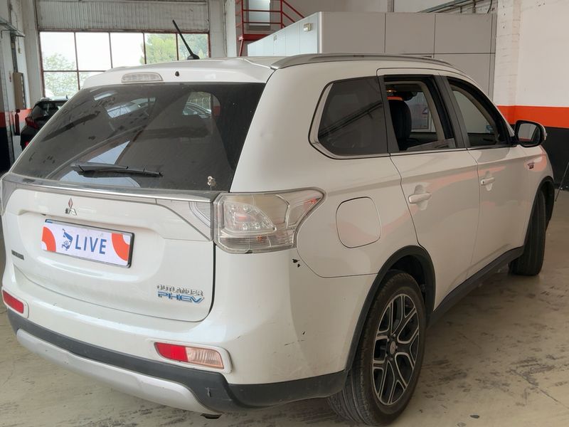 Mitsubishi Outlander 2.0 PHEV Kaiteki 4WD 2015 – снимка 8