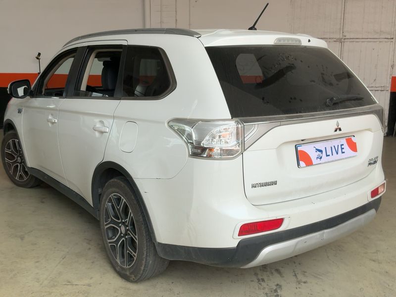 Mitsubishi Outlander 2.0 PHEV Kaiteki 4WD 2015 – снимка 6