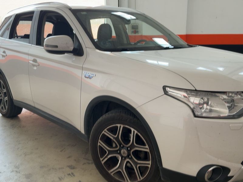 Mitsubishi Outlander 2.0 PHEV Kaiteki 4WD 2015 – снимка 12
