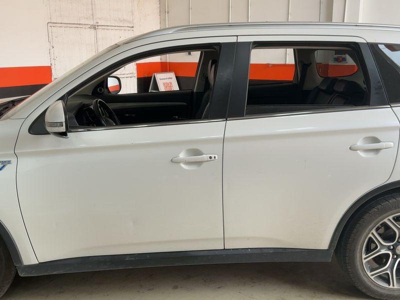 Mitsubishi Outlander 2.0 PHEV Kaiteki 4WD 2015 – снимка 4