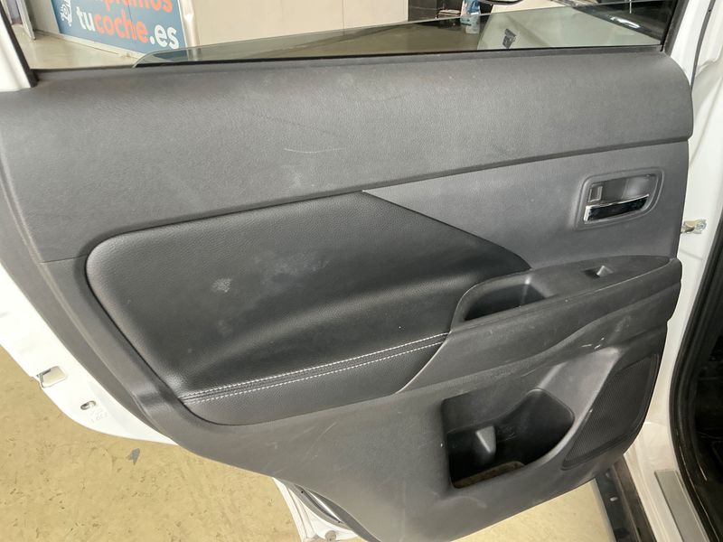 Mitsubishi Outlander 2.0 PHEV Kaiteki 4WD 2015 – снимка 30