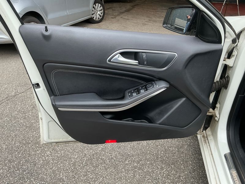 Mercedes-Benz A-Klasse A 180 BlueEfficiency Urban 2013 – снимка 29