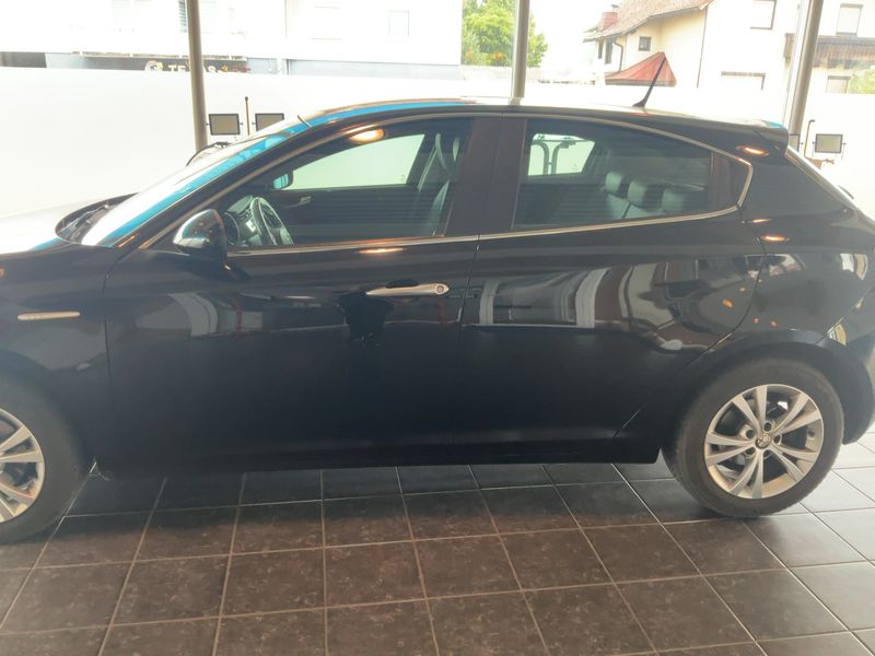 Alfa Romeo Giulietta 1.6 JTDM Distinctive 2012 – снимка 4
