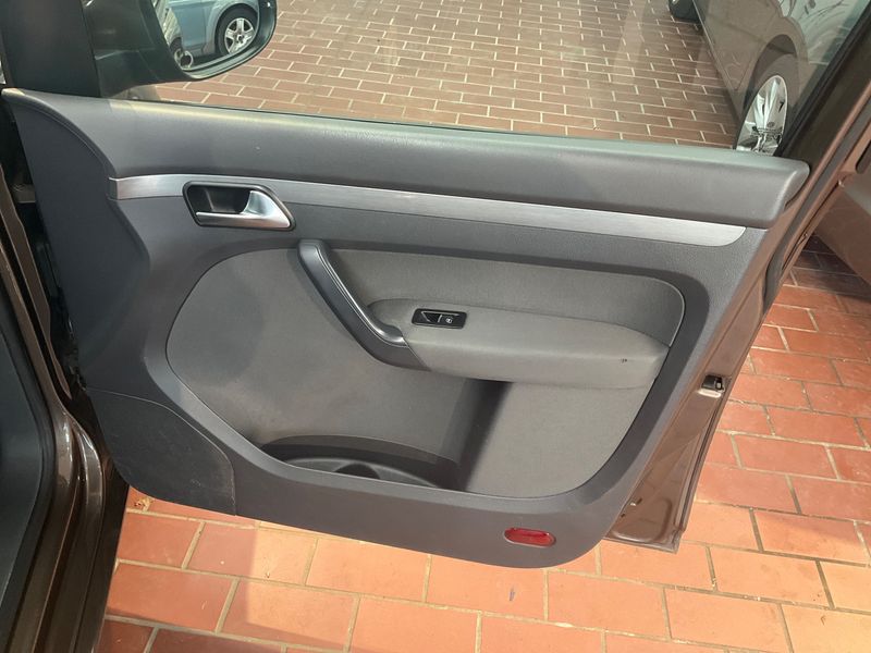 Volkswagen Touran 1.6 TDI Comfortline BlueMotion Tech 2012 – снимка 38