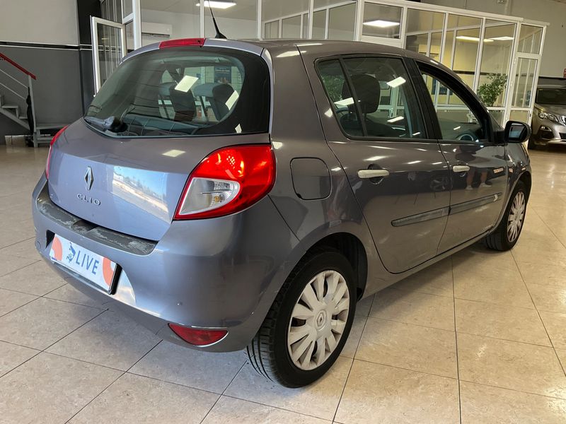 Renault Clio 1.5 dCi Expression 2010 – снимка 2