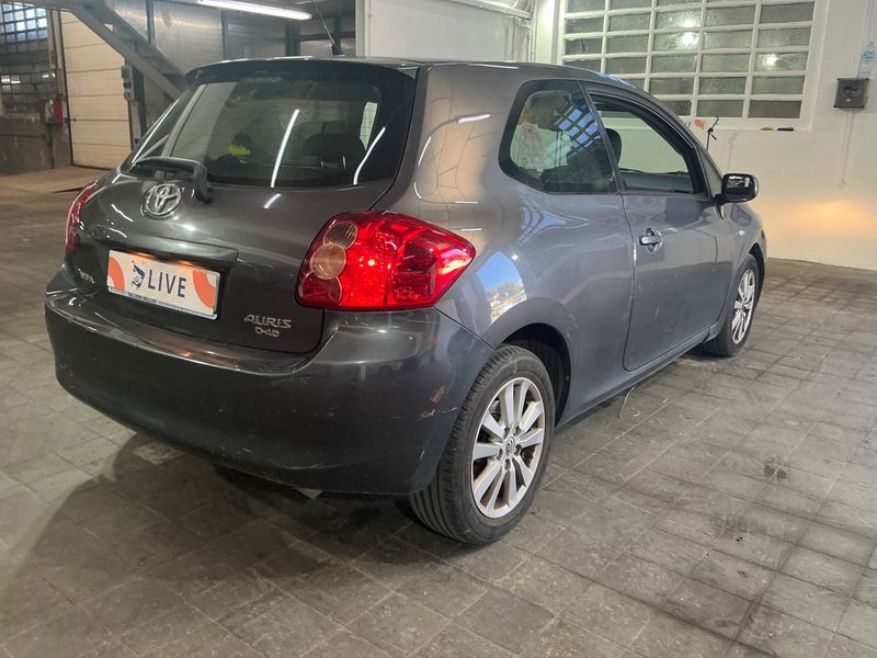 Toyota Auris 2.0 D-4D Luna 2007 – снимка 2