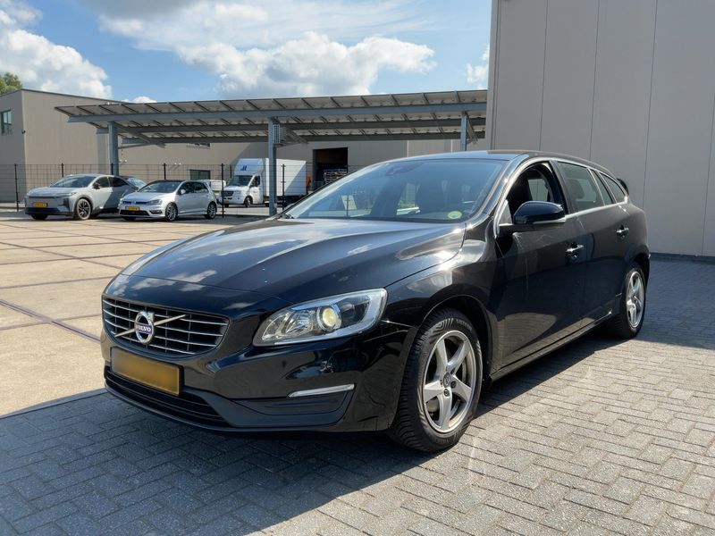 Volvo V60 2.0 D2 Momentum 2016 – снимка 1