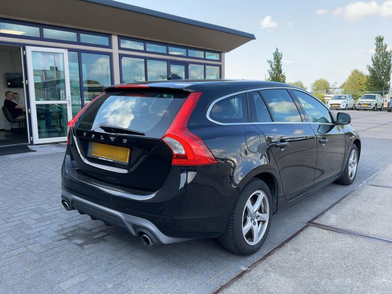 Volvo V60 2.0 D2 Momentum 2016 – снимка 8