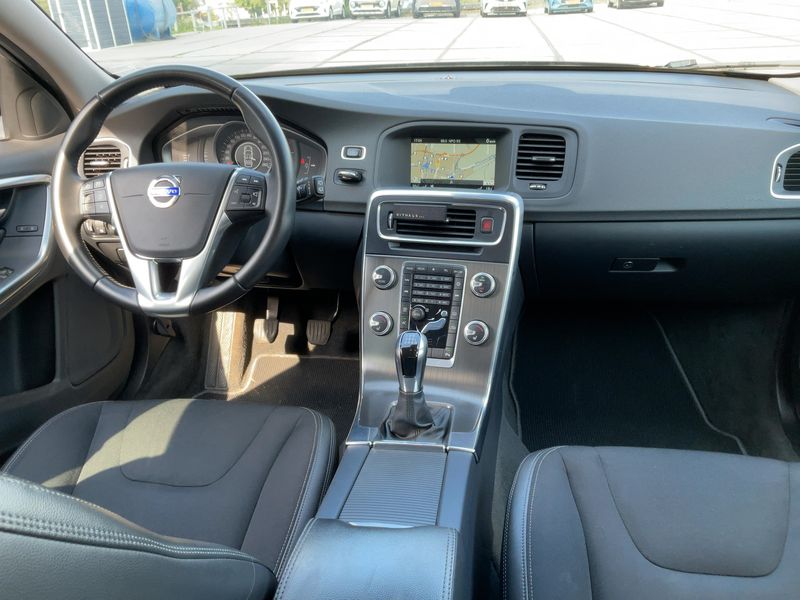 Volvo V60 2.0 D2 Momentum 2016 – снимка 17