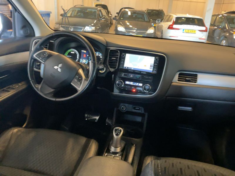 Mitsubishi Outlander 2.0 PHEV PHEV Basis 4WD 2015 – снимка 17