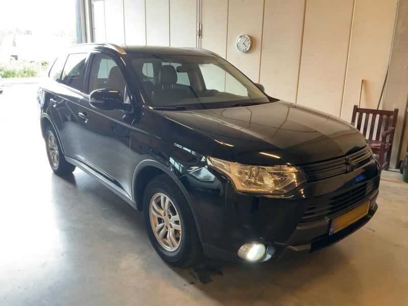 Mitsubishi Outlander 2.0 PHEV PHEV Basis 4WD 2015 – снимка 12