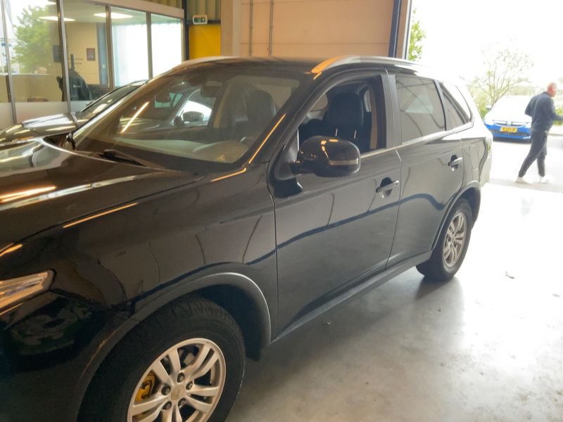 Mitsubishi Outlander 2.0 PHEV PHEV Basis 4WD 2015 – снимка 2