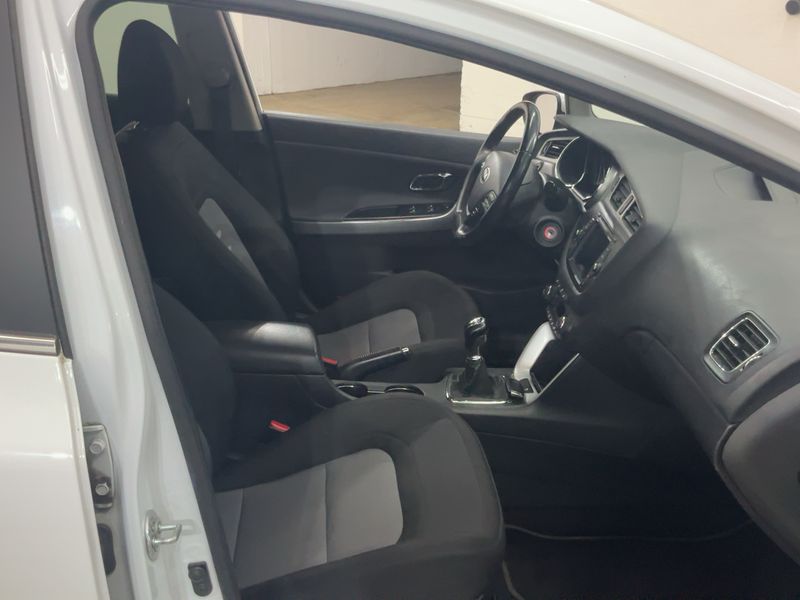 Kia cee'd 1.6 CRDi Dream Team 2014 – снимка 17