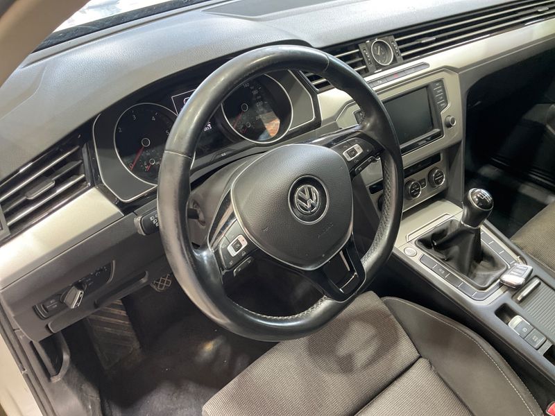 Volkswagen Passat 2.0 TDI Comfortline BlueMotion Tech 2015 – снимка 23