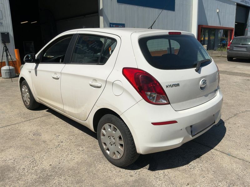 Hyundai i20 1.1 CRDi Basis blue 2014 – снимка 6