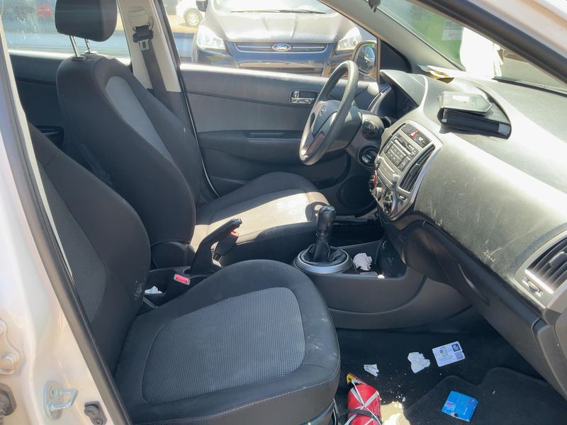 Hyundai i20 1.1 CRDi Basis blue 2014 – снимка 16