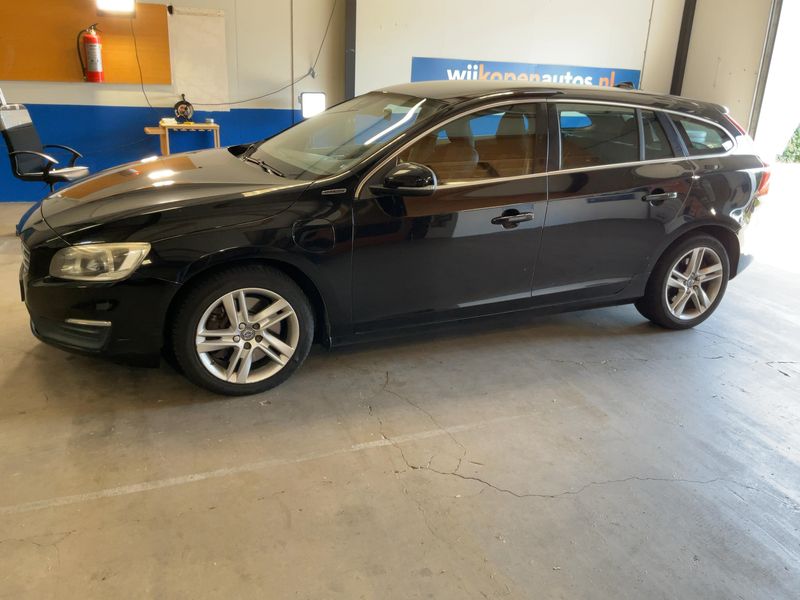 Volvo V60 2.4 D6 Plug-in Hybrid Momentum AWD 2015 – снимка 2