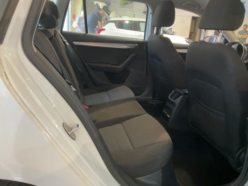 Skoda Octavia 1.6 TDI Ambition 2015 – снимка 19